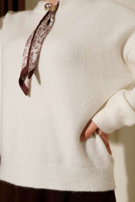 Fular Detaylı Triko Kazak Ekru - Triko Kazak