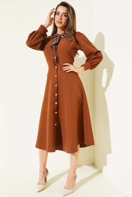 Fular Yakalı Boydan Düğmeli Midi Elbise Taba - KİKİ