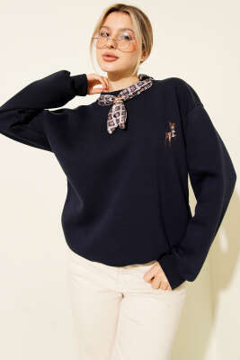 Fularlı Geyik Nakışlı Sweatshirt Lacivert - Kadın Giyim Modelleri