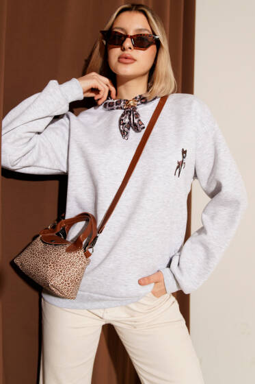 Fularlı Geyik Nakışlı Sweatshirt Melanj Gri - Kadın Giyim Modelleri