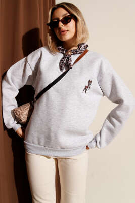 Fularlı Geyik Nakışlı Sweatshirt Melanj Gri - Kadın Giyim Modelleri