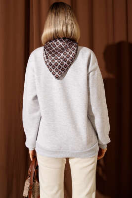 Fularlı Geyik Nakışlı Sweatshirt Melanj Gri - Kadın Giyim Modelleri