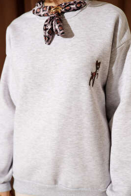 Fularlı Geyik Nakışlı Sweatshirt Melanj Gri - Kadın Giyim Modelleri