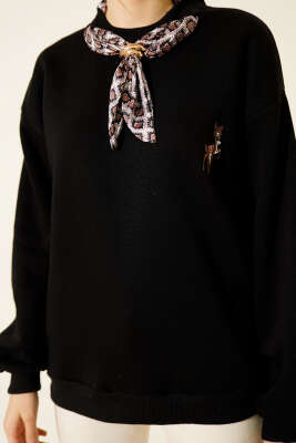 Fularlı Geyik Nakışlı Sweatshirt Siyah - Kadın Giyim Modelleri