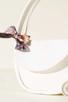 Fularlı Mıknatıslı Oval Çanta Beyaz - Kol Çantası