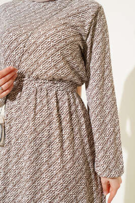 Geometrik Desen Bel Lastikli Bürümcük Elbise Kahve - Tesettür Elbise