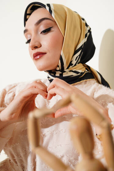 Geometrik Detaylı Saten Twill Eşarp Latte - Başörtüsü