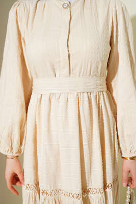 Gizli Düğmeli Kuşaklı Elbise Bej - Elbise