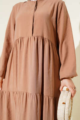 Gizli Yarım Düğmeli Kat Kat Elbise Latte - Tesettür Elbise