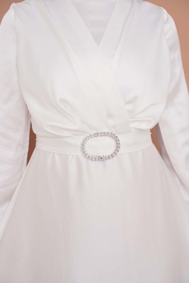 Göğsü Katlı Kemerli Beyaz Saten Elbise - Thumbnail