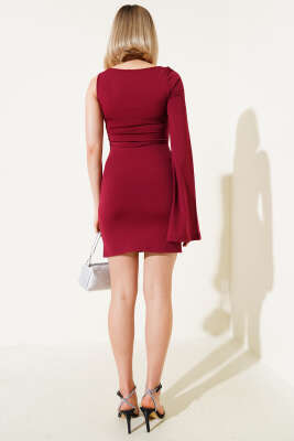 Göğüs Aksesuarlı Dekolteli Mini Elbise Bordo - Kadın Giyim Modelleri