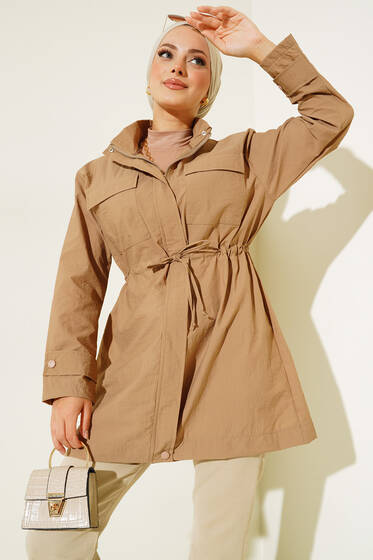 Göğüs Cepli Dik Yaka Yağmurluk Latte - Yağmurluk
