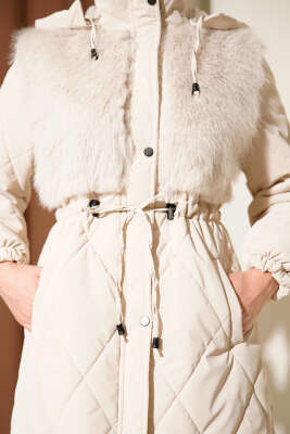 Göğüs Kürklü Kapüşonlu Kapitone Mont Bej - Mont