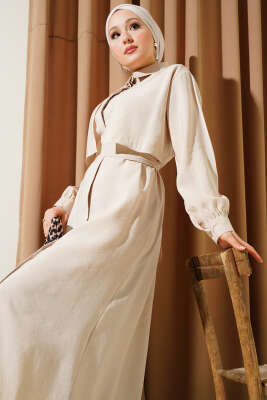 Göğüs Parçalı Kuşaklı Tencel Elbise Bej - Tesettür Elbise