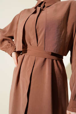 Göğüs Parçalı Kuşaklı Tencel Elbise Kahve - Tesettür Elbise