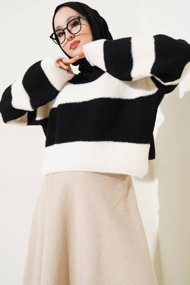 Gold Detaylı Salaş Triko Crop Kazak Siyah - Triko Kazak