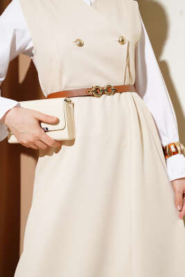 Gold Düğmeli Kemerli Jile Elbise Bej - Tesettür Elbise