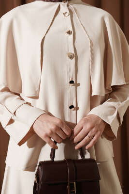 Gold Düğmeli Pelerinli Tensel Etekli Takım Bej - İkili Takım