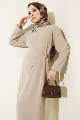 Gold Tokalı Yan Bel Pileli Elbise Bej - Elbise