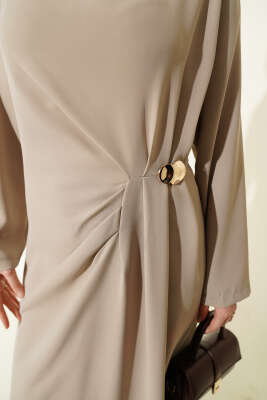 Gold Tokalı Yan Bel Pileli Elbise Bej - Elbise