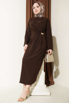 Gold Tokalı Yan Bel Pileli Elbise Kahve - Elbise