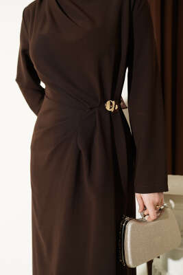 Gold Tokalı Yan Bel Pileli Elbise Kahve - Elbise