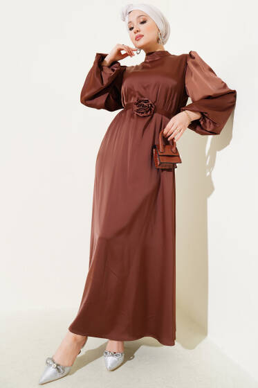 Gül Aksesuarlı Balon Kol Saten Elbise Kahve - Elbise