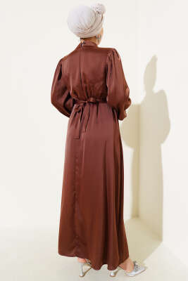 Gül Aksesuarlı Balon Kol Saten Elbise Kahve - Tesettür Elbise