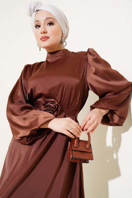 Gül Aksesuarlı Balon Kol Saten Elbise Kahve - Tesettür Elbise