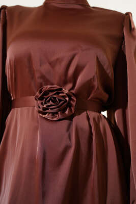 Gül Aksesuarlı Balon Kol Saten Elbise Kahve - Tesettür Elbise