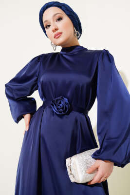 Gül Aksesuarlı Balon Kol Saten Elbise Lacivert - Tesettür Elbise