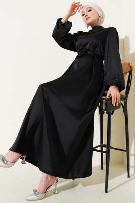 Gül Aksesuarlı Balon Kol Saten Elbise Siyah 