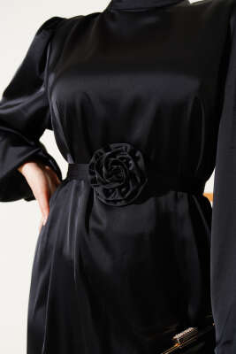 Gül Aksesuarlı Balon Kol Saten Elbise Siyah - Tesettür Elbise