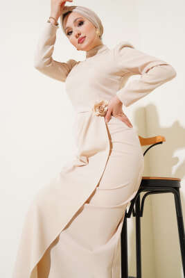 Gül Aksesuarlı Bel Pileli Elbise Bej