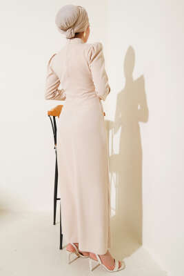 Gül Aksesuarlı Bel Pileli Elbise Bej - Tesettür Elbise
