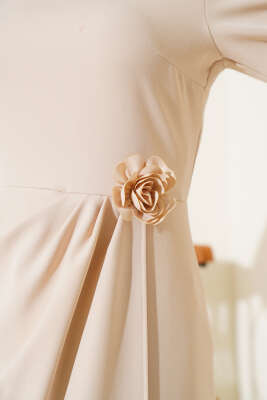 Gül Aksesuarlı Bel Pileli Elbise Bej - Tesettür Elbise