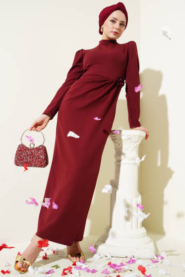 Gül Aksesuarlı Bel Pileli Elbise Bordo - Elbise