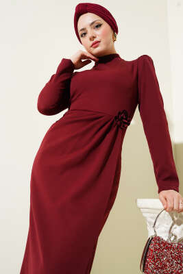Gül Aksesuarlı Bel Pileli Elbise Bordo - Tesettür Elbise