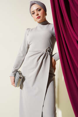 Gül Aksesuarlı Bel Pileli Elbise Gri - Tesettür Elbise