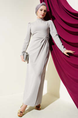 Gül Aksesuarlı Bel Pileli Elbise Gri 