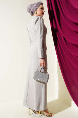 Gül Aksesuarlı Bel Pileli Elbise Gri - Tesettür Elbise