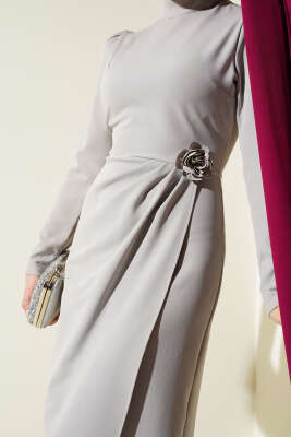 Gül Aksesuarlı Bel Pileli Elbise Gri - Tesettür Elbise