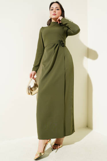 Gül Aksesuarlı Bel Pileli Elbise Haki - Elbise