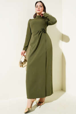 Gül Aksesuarlı Bel Pileli Elbise Haki 