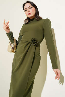 Gül Aksesuarlı Bel Pileli Elbise Haki - Tesettür Elbise