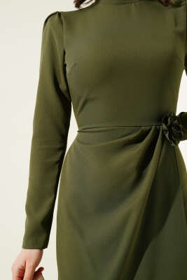 Gül Aksesuarlı Bel Pileli Elbise Haki - Tesettür Elbise