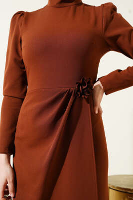 Gül Aksesuarlı Bel Pileli Elbise Kahve - Tesettür Elbise