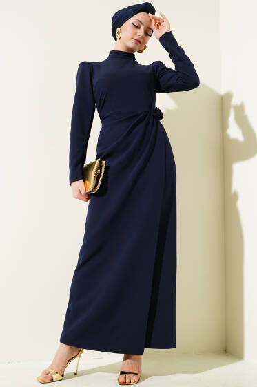 Gül Aksesuarlı Bel Pileli Elbise Lacivert - Elbise