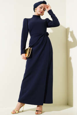 Gül Aksesuarlı Bel Pileli Elbise Lacivert