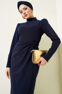 Gül Aksesuarlı Bel Pileli Elbise Lacivert - Tesettür Elbise